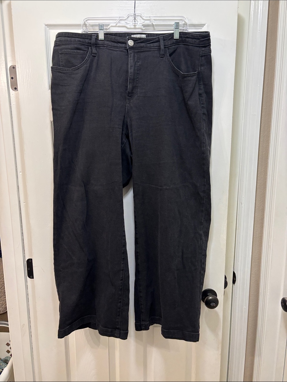 Black Women’s Wide-Leg Jeans - Classic Everyday Style
